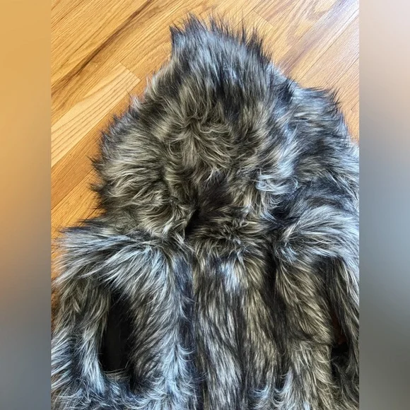 Aritzia Fur best - Picture 4 of 5